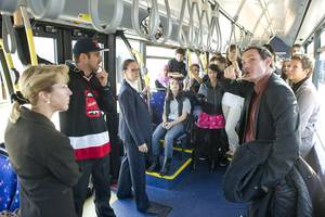 Image de la cheffe du DSE et des autres participants dans le bus