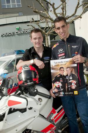 photo des deux conducteurs tenant l'affiche