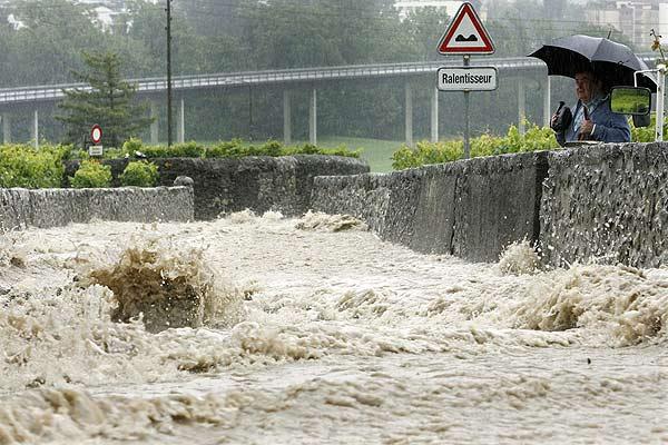 L'Eau Froide en crue (Roche). Le torrent utilise la route comme déversoir.