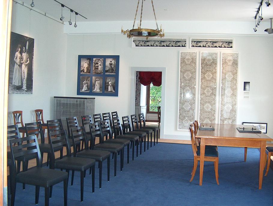Capacité : 35 places - Accès : également pour handicapés - Cachet : salle du château