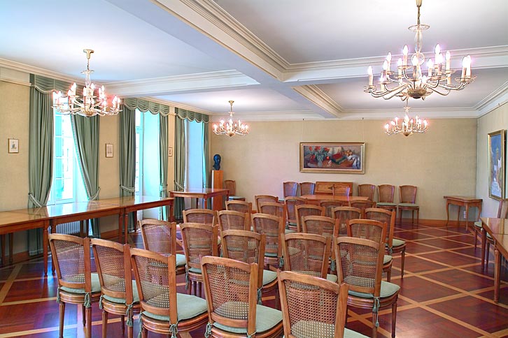 Capacité de la salle : 35 places assises + autant debout - Accès : 2 marches d'escalier pour être de plain-pied (extérieur de la salle) - Cachet : salle très lumineuse. Capacité de la salle : 35 places assises + autant debout - Accès : 2 marches d'escalier pour être de plain-pied (extérieur de la salle) - Cachet : salle très lumineuse.