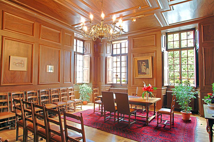 Accès : accessible pour personnes à mobilité réduite par une plateforme d'accès - Cachet : salle d'époque dans bâtiment historique Accès : accessible pour personnes à mobilité réduite par une plateforme d'accès - Cachet : salle d'époque dans bâtiment historique