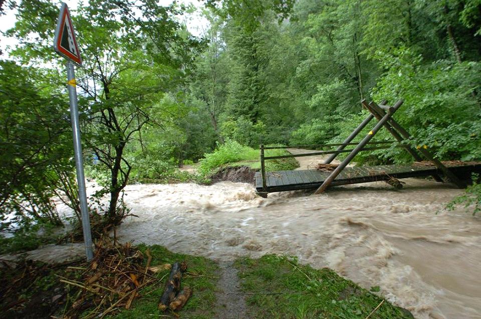 Embâcle sur l'Eau Froide. L'accumulation de matériaux sous le pont provoque un débordement et l'érosion de la berge