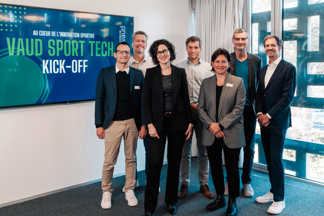 Les personnes posent à la Maison du sport international.