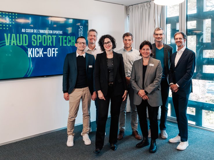 Les personnes posent à la Maison du sport international.