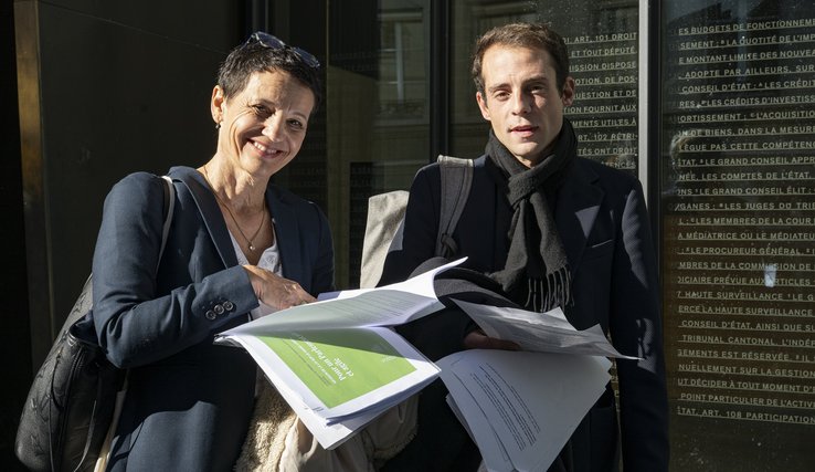 GRAND CONSEIL VAUD Carole Dubois et Alexandre Démétriadès devant la porte d'entrée du Parlement