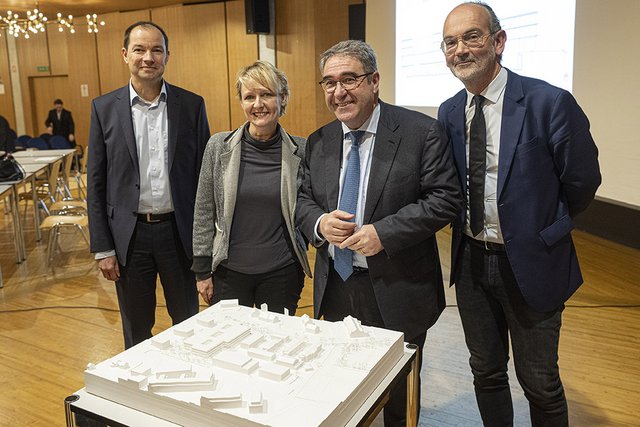 photo de groupe devant la maquette du gymnase