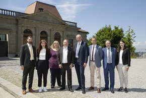 Les membres du Bureau du Grand Conseil sur l'esplanade du Château à Lausanne.
