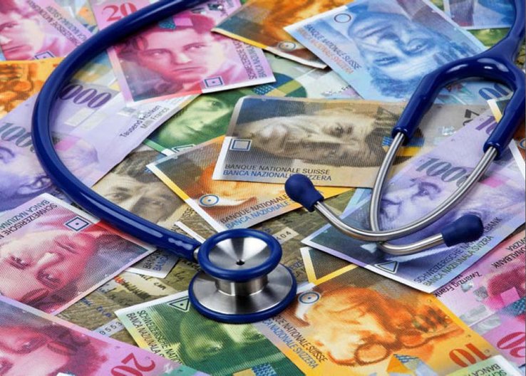 stéthoscope posé sur des billets de banque