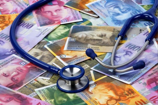 stéthoscope posé sur des billets de banque