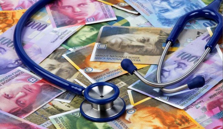 stéthoscope posé sur des billets de banque