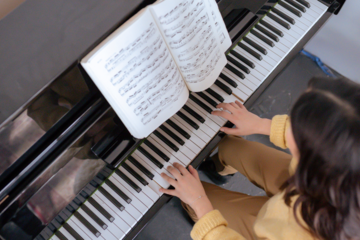 Image d'une jeune fille jouant du piano.