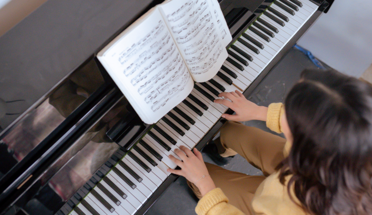 Image d'une jeune fille jouant du piano.
