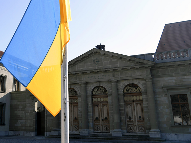 Le drapeau ukrainien devant le parlement vaudois.