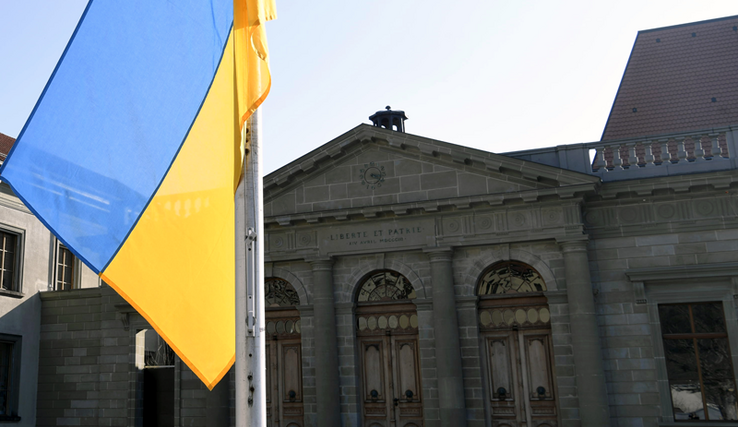 Le drapeau ukrainien devant le parlement vaudois.