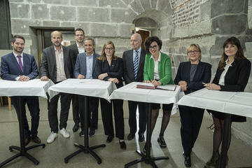 Les personnages posent au château cantonal.