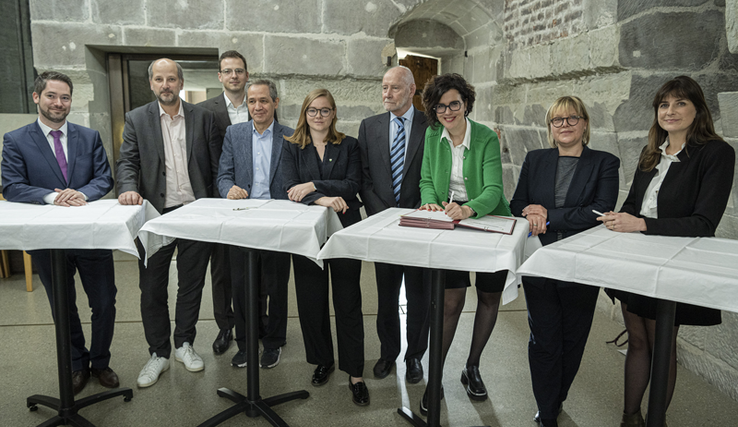 Les personnages posent au château cantonal.