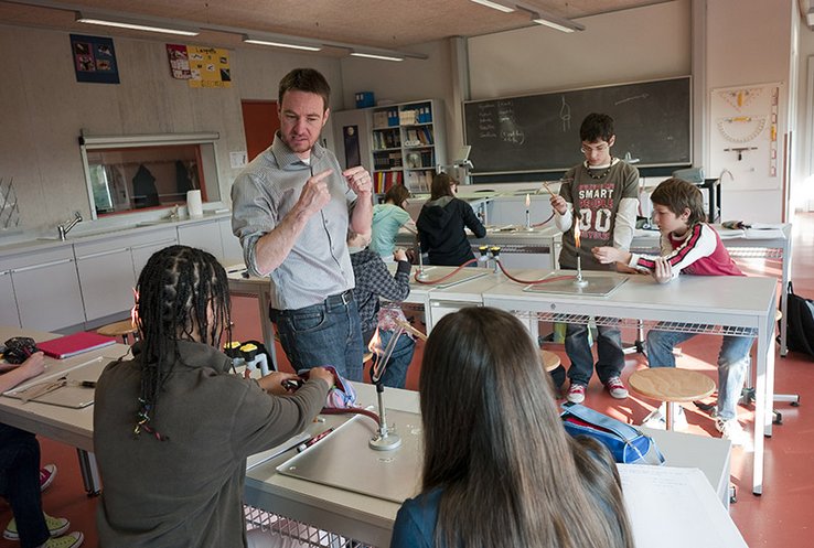 Classe de science avec des élèves et leur enseignant. Photo Yves Leresche