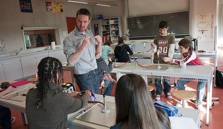 Classe de science avec des élèves et leur enseignant. Photo Yves Leresche