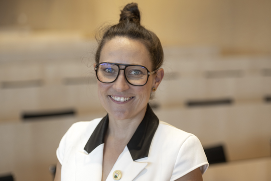 Portrait de Mme Evéquoz dans la salle du Grand Conseil