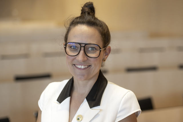 Portrait de Mme Evéquoz dans la salle du Grand Conseil