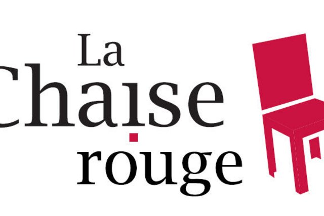 Chaise rouge symbolisant le Service d'accompagnement bénévole pour les loisirs des personnes handicapées.