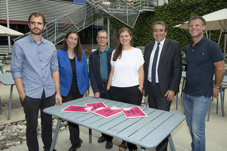 Les personnages posent devant une table, à l'ECAL: