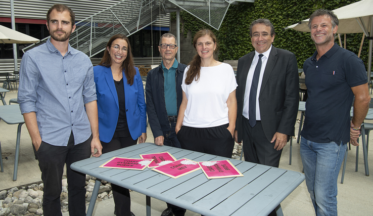 Les personnages posent devant une table, à l'ECAL: