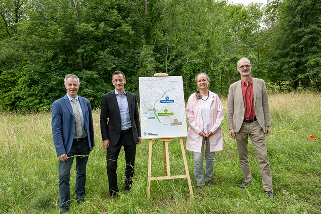 Les personnes posent dans un pré à proximité de la Chamberonne. Un plan est posé sur un chevalet.