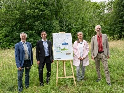 Les personnes posent dans un pré à proximité de la Chamberonne. Un plan est posé sur un chevalet.