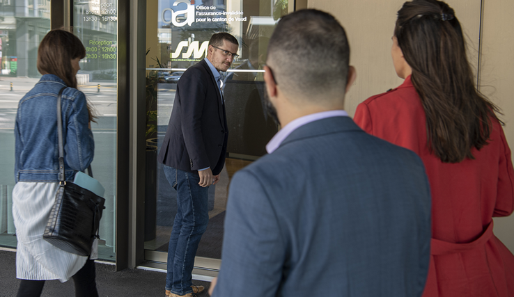 Personnes devant l'entrée extérieure de l'Office AI.