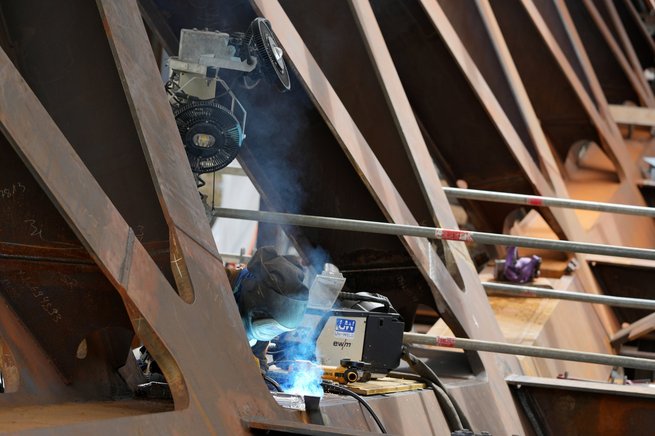 Processus de soudure sur la structure métallique du pont © Eric Frigière