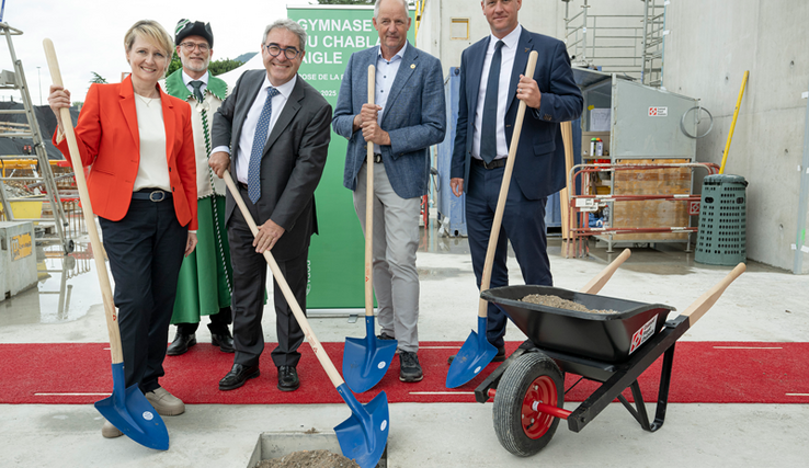 les personnages casqués posent, pelle en main