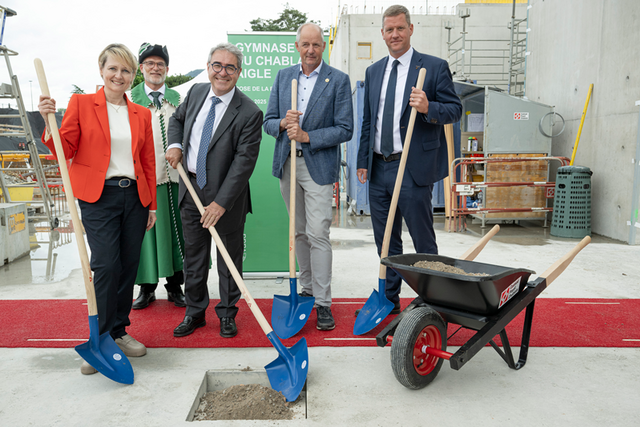 les personnages casqués posent, pelle en main