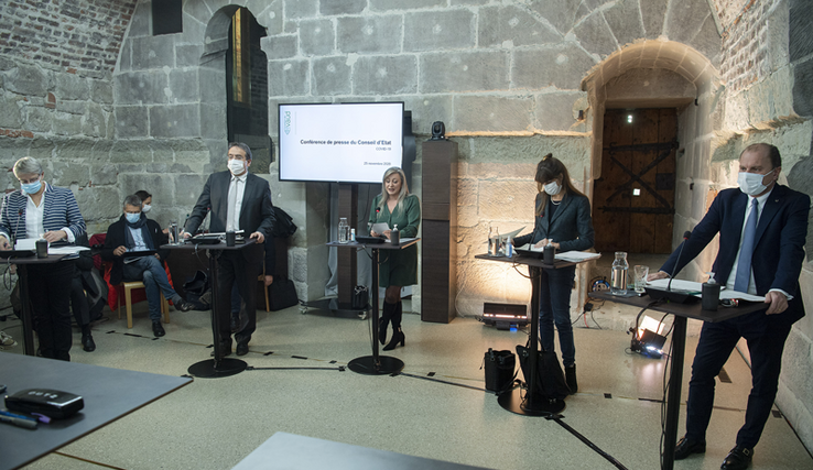 Les membres du Conseil d'Etat en conférence de presse au château cantonal.