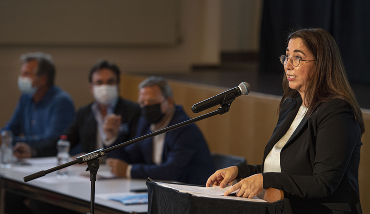 Cesla Amarelle au micro durant la conférence de presse de rentrée