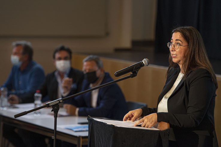 Cesla Amarelle au micro durant la conférence de presse de rentrée