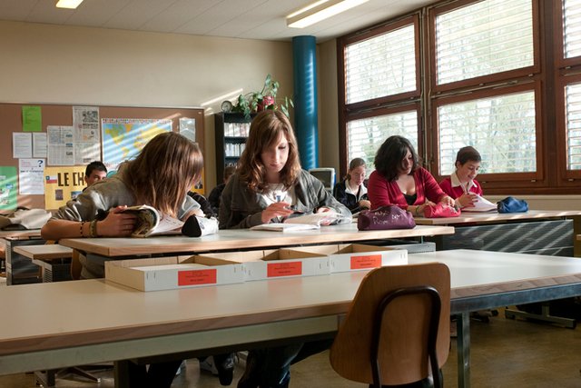 Elèves dans une salle de classe - Photo: Yves Leresche