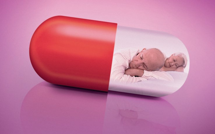 Affiche de la campagne: deux seniors endormis (image insérée dans une pilule).