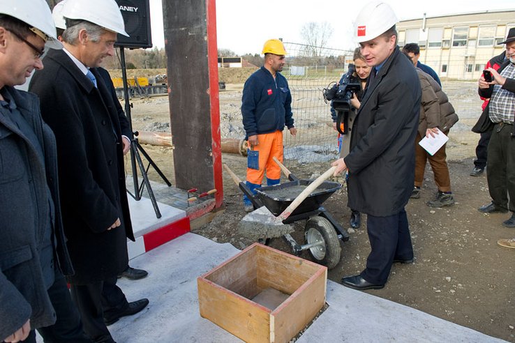 Les conseillers d'Etat François Marthaler (à g.) et Philippe Leuba ont scellé la première pierre de cet établissement.