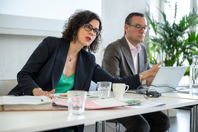 Les deux personnes lors de la conférence de presse.
