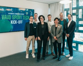 Les personnages posent.