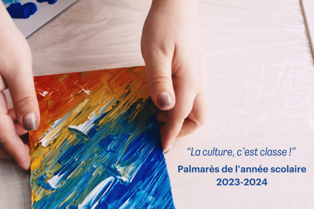 Photographie représentant les mains d'un enfant réalisant de la peinture.