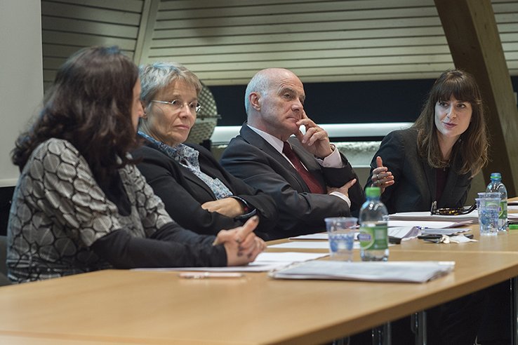 Photo prise lors de la conférence de presse. De gauche à droite: Sonia Lucia, co-auteure du rapport «Enquêtes populationnelles sur la victimisation et la délinquance chez les jeunes dans le canton de Vaud», Anne-Caterine Lyon, conseillère d'État, Serge Loutan, chef du service de l'enseignement spécialisé et de l'appui à la formation et Rebecca Ruiz, chargée de projet.