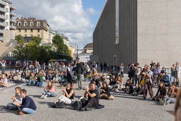 Image du public sur l'esplanade de Plateforme 10 lors de la nuit de musées
