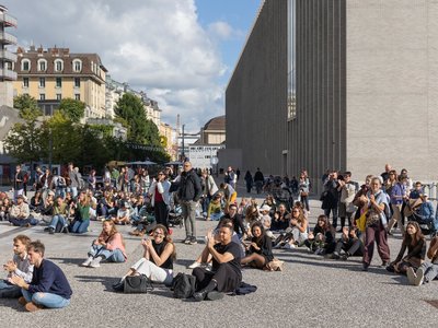 Image du public sur l'esplanade de Plateforme 10 lors de la nuit de musées