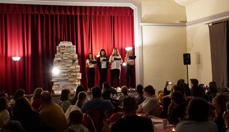 Quatre élèves de l'EPS Aubonne et environs interprètent leur texte devant le public.