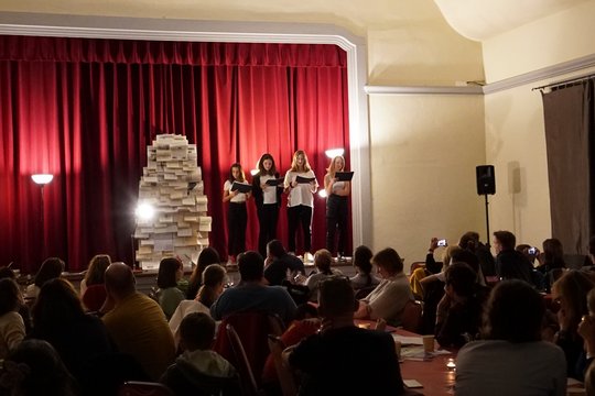 Quatre élèves de l'EPS Aubonne et environs interprètent leur texte devant le public.