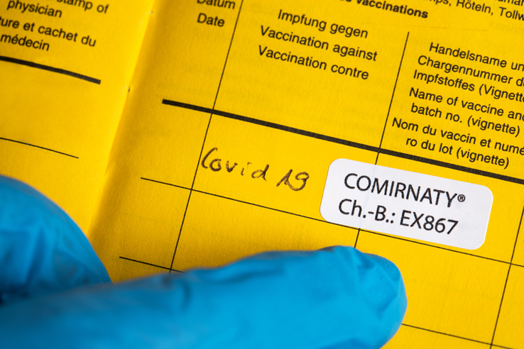 Carnet de vaccination avec autocollant lié au vaccin.