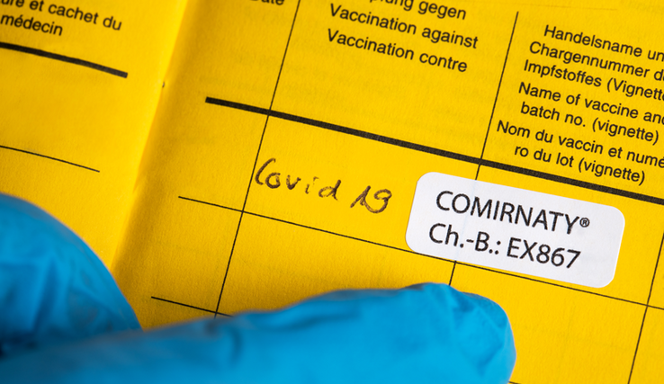 Carnet de vaccination avec autocollant lié au vaccin.